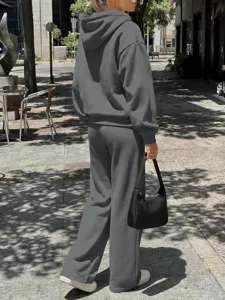 Completo con felpa con cappuccio tinta unita e pantaloni della tuta dritti, stile streetwear.