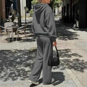 Donna felpa con cappuccio grigio scuro e pantaloni della tuta larghi set due pezzi principale
