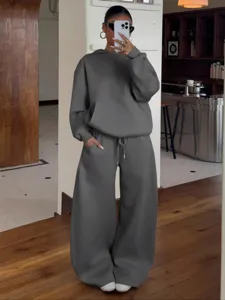 Oversized grey hoodie and wide-leg sweatpants set for women, cozy fleece streetwear tracksuit.