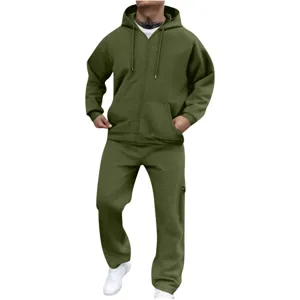 Détail de l'ensemble sweat à capuche polaire et pantalon de survêtement décontracté.