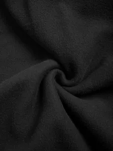 Primo piano della texture del tessuto felpato nero che mostra dettagli morbidi per abbigliamento.