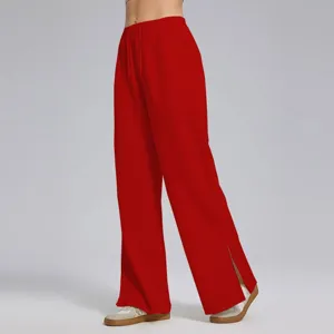 Pantalón de chándal rojo holgado con abertura lateral y cintura elástica para deporte.