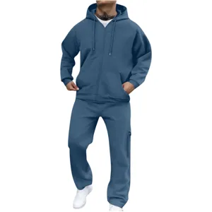 Vue détaillée de l'ensemble sweat à capuche en molleton et pantalon de survêtement.