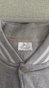 Vue détaillée de la veste de baseball pour hommes, col confortable et fermeture à pression.