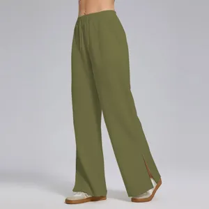 Detalle de pantalones deportivos holgados verde oliva con dobladillo abierto y cintura.