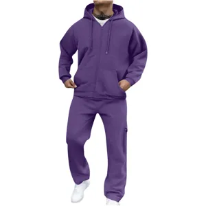 Ensemble de survêtement violet pour homme avec sweat à capuche zippé polaire et pantalon.