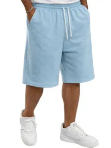 Gedetailleerd uitzicht op lichtblauwe gebreide casual herenshort met comfortabel trekkoord.