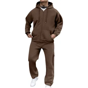 Détail ensemble sweat zippé à capuche et pantalon molletonné marron pour homme style sport.