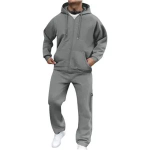 Detail de gros plan du sweat a capuche en molleton gris et du pantalon de survetement.