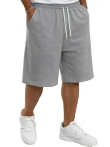 Gedetailleerd overzicht van casual heren short met trekkoord in gebreid grijs, ideaal.