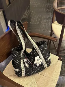 Bolso tote de lona de lunares en blanco y negro con ribete de encaje y colgante