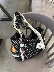 Bolso tote de lona de lunares con ribete de encaje blanco y bonito colgante de guante para uso diario.