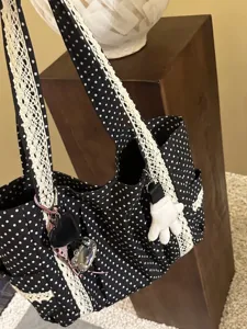 Bolso tote de lona de lunares en blanco y negro con ribete de encaje para uso diario.