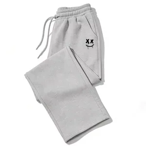Pantalón de chándal Y2K gris streetwear con estampado smiley gótico, corte ancho y casual.