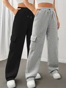 Vista dettagliata di pantaloni tuta cargo larghi da donna tinta unita con vita elastica.