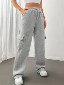 Vista dettagliata di pantaloni cargo grigi casual con vita elasticizzata coulisse e tasche.
