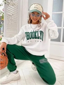 Lässiges weißes Sweatshirt und grüne Jogginghose Set mit Brooklyn Buchdruck für Alltag.