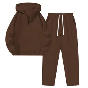 Primo piano del completo marrone con felpa mezza zip e pantaloni larghi con coulisse.