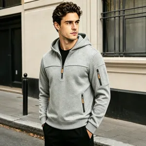Felpa con cappuccio grigia da uomo mezza zip, tasche multiple, top casual autunnale invernale.