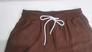 Braune Kordshorts Detailansicht mit elastischem Bund und weißem Kordelzug für Herren.