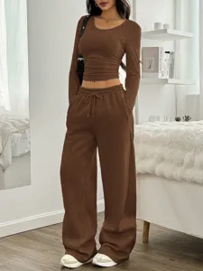 Élégant ensemble pour femme haut court à manches longues et pantalon large marron chic.
