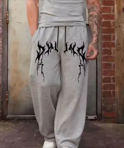 Vista detallada del pantalón de chándal gris holgado con estampado gótico oscuro Y2K.