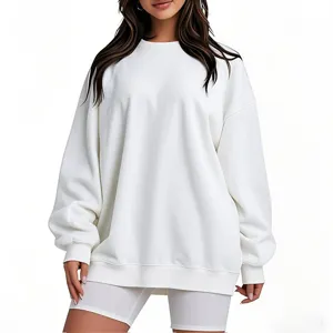 Vue détaillée d'un sweat-shirt blanc uni ample à col rond, idéal pour le quotidien.