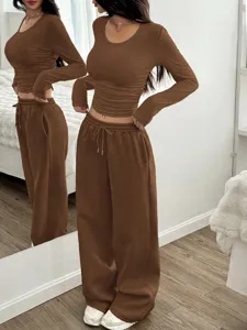 Ensemble survêtement femme marron haut court manches longues et pantalon large de sport.