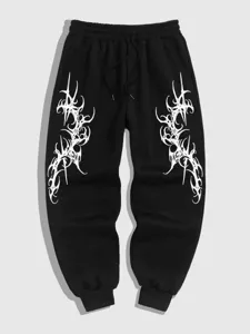 Vista detallada de los pantalones de chándal Y2K con estampado tribal gótico lateral.