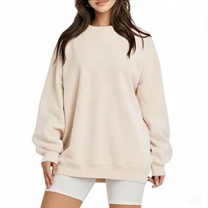 Vue détaillée du sweat-shirt col rond beige décontracté présentant une coupe oversized.