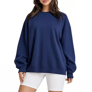 Vue détaillée du sweat-shirt à manches longues et col rond bleu foncé, coupe ample.