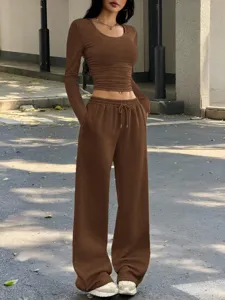 Ensemble de survêtement décontracté marron pour femme avec haut court et pantalon large.