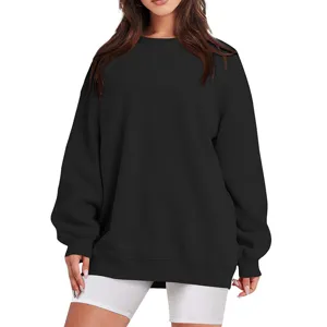 Détail de sweat-noir ample et décontracté, manches longues et tissu doux pour un usage quotidien.