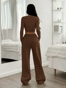 Ensemble haut court à manches longues marron et pantalon de survêtement large assorti.