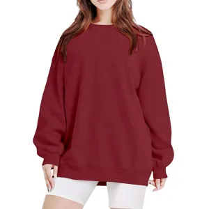 Vue détaillée du sweat-shirt bordeaux uni montrant un tissu doux et des poignets côtelés.