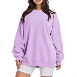 Vue détaillée d'un sweat-shirt violet ample et confortable à col rond décontracté.