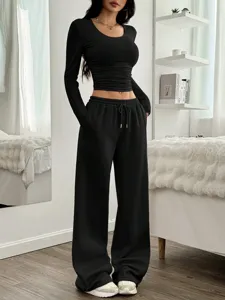 Vue détaillée de l'ensemble noir décontracté avec crop top à manches longues et pantalon large.