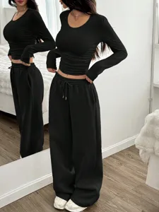 Ensemble haut court noir à manches longues et pantalon de survêtement, style quotidien.