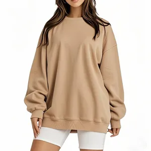 Détail de sweat-shirt kaki ample à col rond montrant un tissu doux et coupe confortable.