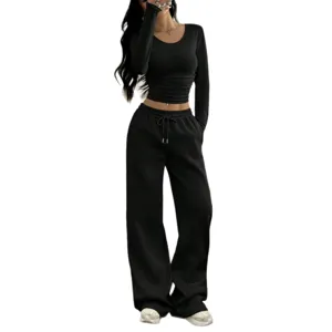 Femme haut court manches longues noir et pantalon de survêtement large de sport décontracté.