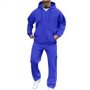 Vue détaillée de l'ensemble de survêtement polaire bleu roi pour homme avec sweat à capuche.
