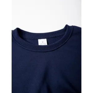 Dettaglio colletto felpa girocollo blu navy, etichetta taglia M, abbigliamento casual.