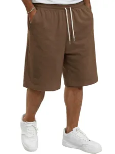 Detailopname van de bruine heren casual korte broek met verstelbaar wit trekkoord.