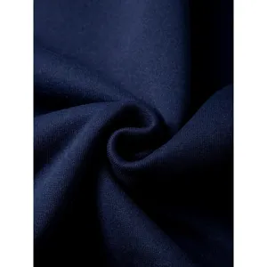 Dettaglio del tessuto della felpa blu marine che mostra una morbida trama lavorata a maglia.