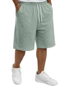 Details van casual heren short met trekkoord in saliegroen, comfortabel gebreid ontwerp.