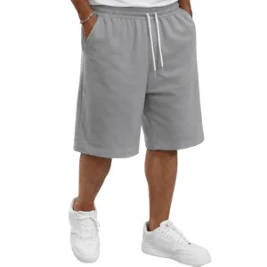 Grijze heren korte broek van gebreid materiaal met trekkoord, comfortabele losse pasvorm.
