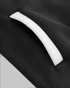 Gros plan sur le détail de poche de veste de baseball pour homme en tissu noir.