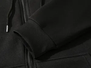 Detailaufnahme vom schwarzen Kapuzenpullover Ärmel und Reißverschluss, Stoff Textur.