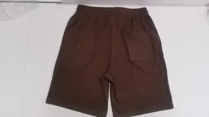 Rückansicht Detail brauner Cordshorts mit elastischem Bund und einzelner Gesäßtasche.