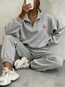 Conjunto de chándal gris para mujer con sudadera de cuello alto y cremallera de un cuarto